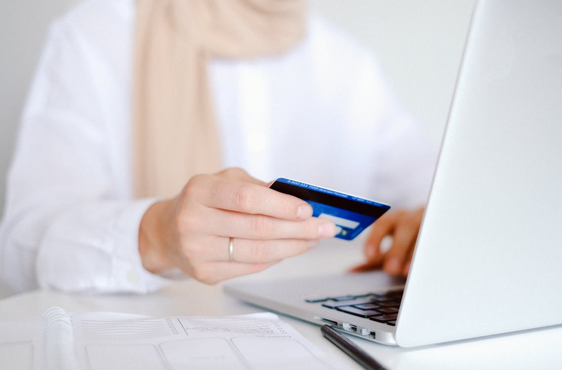 Persona comprando con su tarjeta de credito